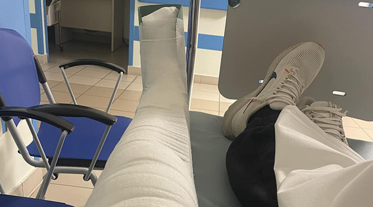 Caduta rovinosa: inciampa nel guinzaglio del cane e si frattura il ginocchio - Il ginocchio rotto dopo la caduta provocata dal guinzaglio di un cane