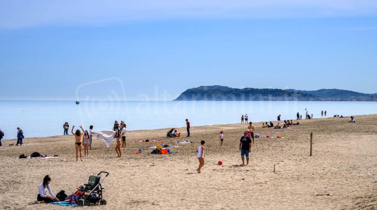 Nel weekend riccionese laboratori, letture, mercatini e sport - La spiaggia in primavera - ph Casalboni