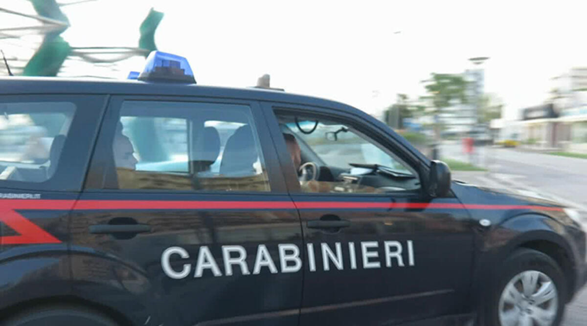 Vaga a piedi sulla Statale 16 in mezzo alle auto: sfiorata la tragedia - Archivio