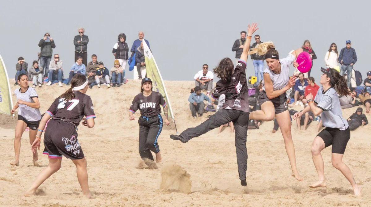 Pasqua viva e vitale a Rimini: dalla spiaggia al centro, in tanti affollano la città - Il Paganello in spiaggia - ph pagina Fb del comune di Rimini