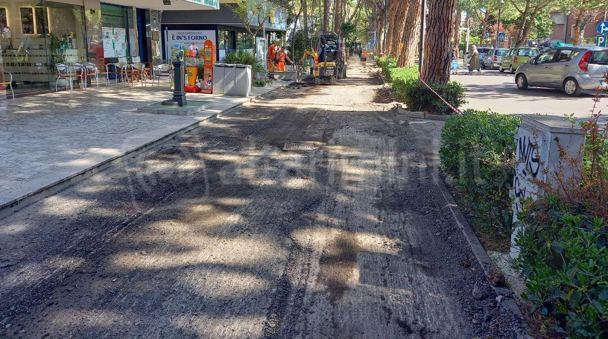 Riccione, rifacimento dell’asfalto e bonifica dei danni prodotti dalle radici degli alberi - Ciclabile viale Ceccarini