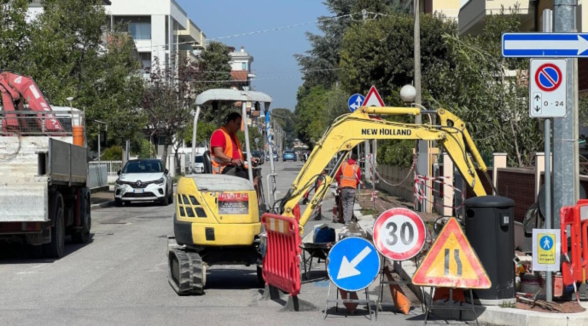 Misano Adriatico: interventi per la messa in sicurezza dei marciapiedi in via F.lli Bandiera - Lavori in via Fratelli Bandiera