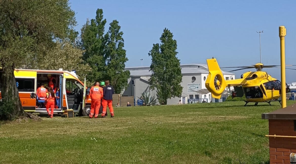 Cattolica, cade in casa e urta violentemente la testa: in elisoccorso al “Bufalini” - Le operazioni di soccorso