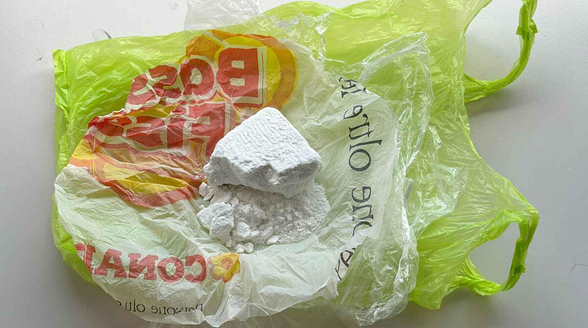 Quasi due etti di cocaina pura in auto: arrestato un mese fa, sorpreso nel giro di spaccio ma riesce a fuggire - La cocaina purissima sequestrata