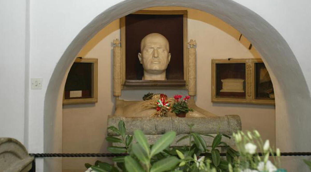 Commemorazione del 79° anniversario della morte di Mussolini a Predappio - La cripta di Benito Mussolini a Predappio, in una immagine di archivio. Foto Ansa
