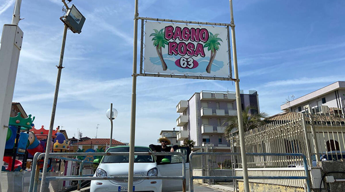 Rigenerazione in corso: Bagno 63 di Torre Pedrera avvia il progetto di ricostruzione - Insegna del Bagno 63 di torre Pedrera