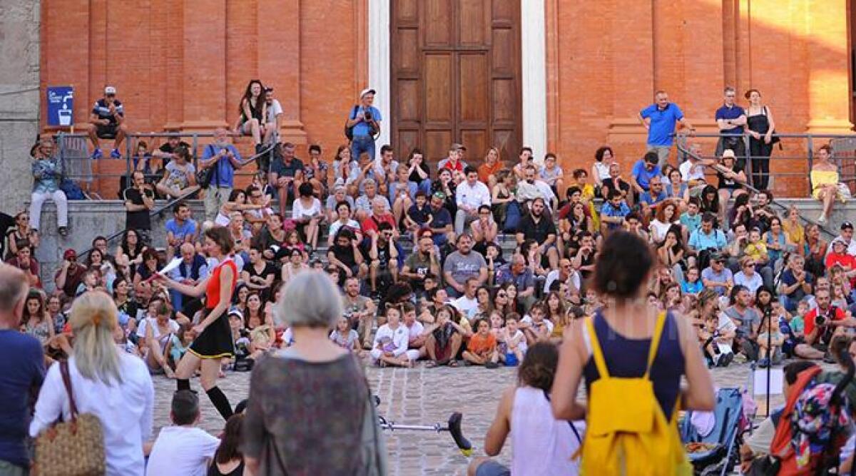 Pennabilli: ecco le date di Artisti in Piazza. Fino al 25 aprile lancio online di un abbonamento a prezzo ridotto - Uno scatto dell'edizione 2019 del festival Artisti in piazza (foto da Facebook)