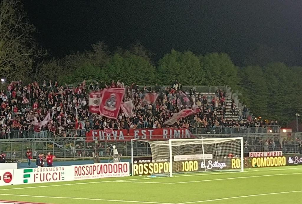 Tifosi del Rimini in festa a fine partita (foto Marcello Bartolini)