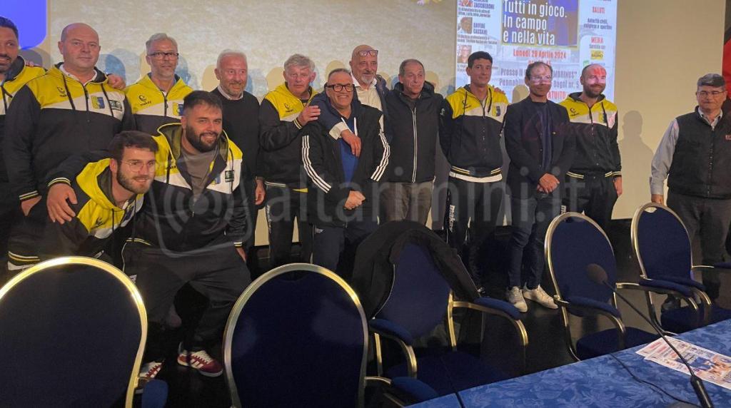 Foto finale per dirigenti e allenatori del settore giovanile del Novafeltria Calcio
