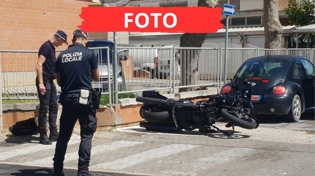 Motociclista travolto da auto  nei pressi del lungomare di Riccione: arriva l'elisoccorso - Le immagini dell'incidente avvenuto in via Cavalcanti a Riccione