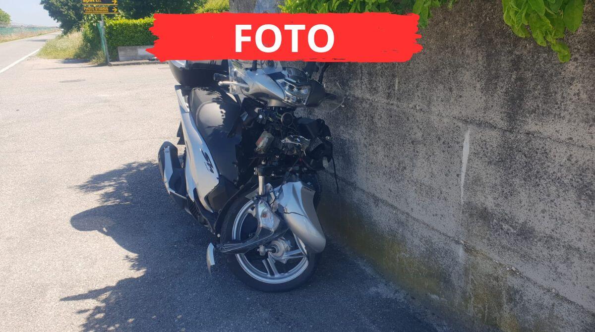 Violento schianto a Miramare: scooterista 20enne trasportato d'urgenza in ospedale - Le immagini dell'incidente avvenuto in via Casalecchio, Rimini