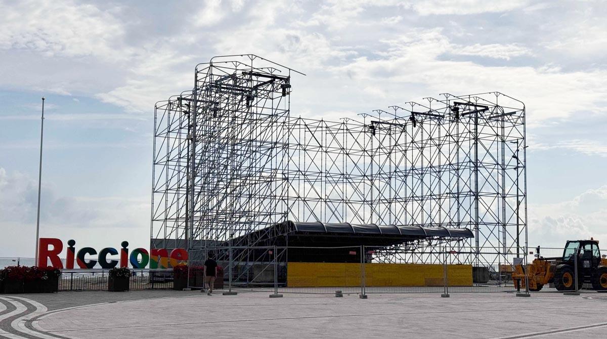 Il grande palco di piazzale Roma prende forma: a Riccione attesi i Modena City Ramblers - Il parco di piazzale Roma
