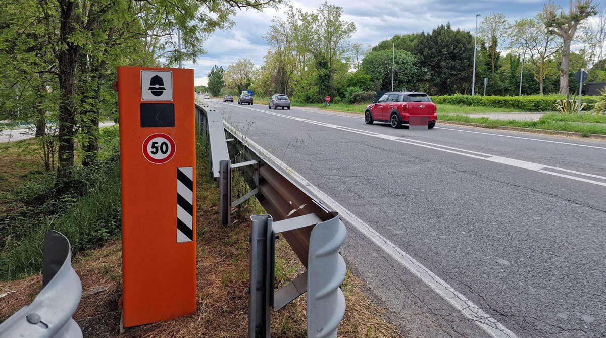 Distrugge l'autovelox sulla Statale: il Comune chiede 50mila euro di danni - Autovelox Statale Riccione