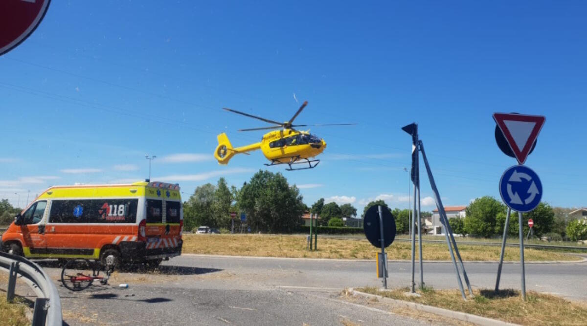 Si immette nella rotonda “Diamante” superando a destra, ciclista preso in pieno si schianta sull'asfalto - Sara Manzaroli