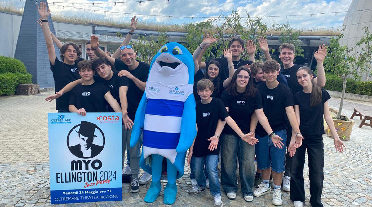Il jazz di Ellington esplode ad Oltremare: arriva l'orchestra giovanile Myo - Una delegazione Myo insieme alla mascotte Ulisse, Oltremare Riccione