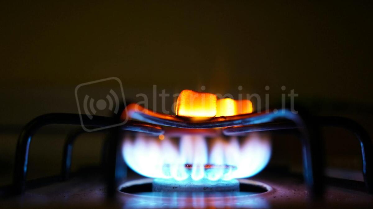 La fornitura di gas ai tempi del mercato libero: vantaggi, opportunità e tipologie di contratto - Photo by Dilyar Sultan on <a href="https://www.pexels.com/photo/on-gas-burner-668374/" rel="nofollow">Pexels.com</a>