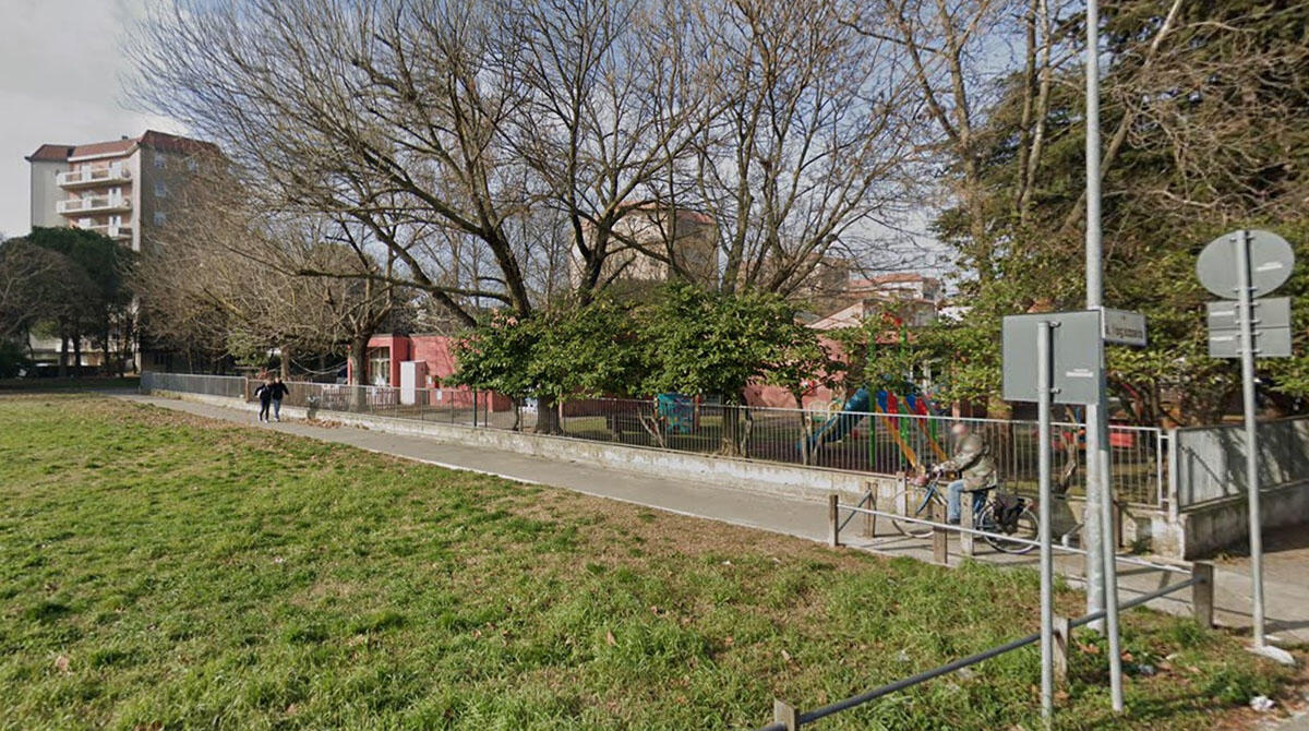 Uomo con siringa nel parco, genitori esasperati. L'incubo del giardino di fianco all'asilo - Scuola dell'infanzia L'Aquilone, Rimini