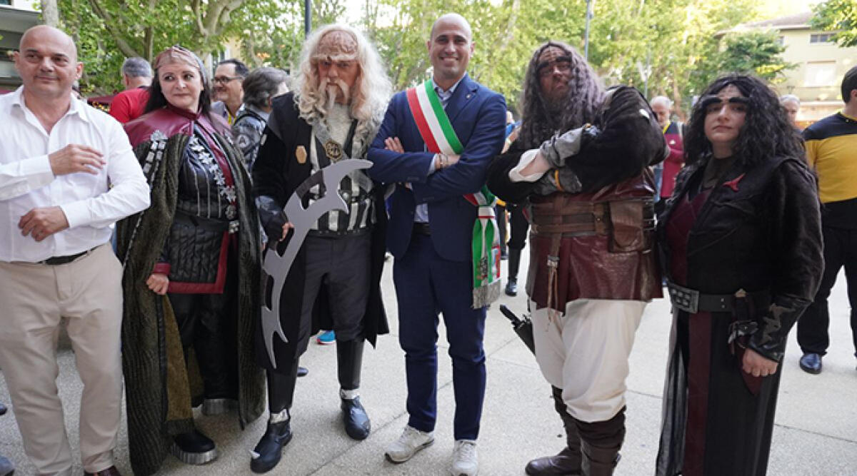 Fantascienza e solidarietà: Starcon 2024 conquista Bellaria Igea Marina - Il sindaco tra i figuranti