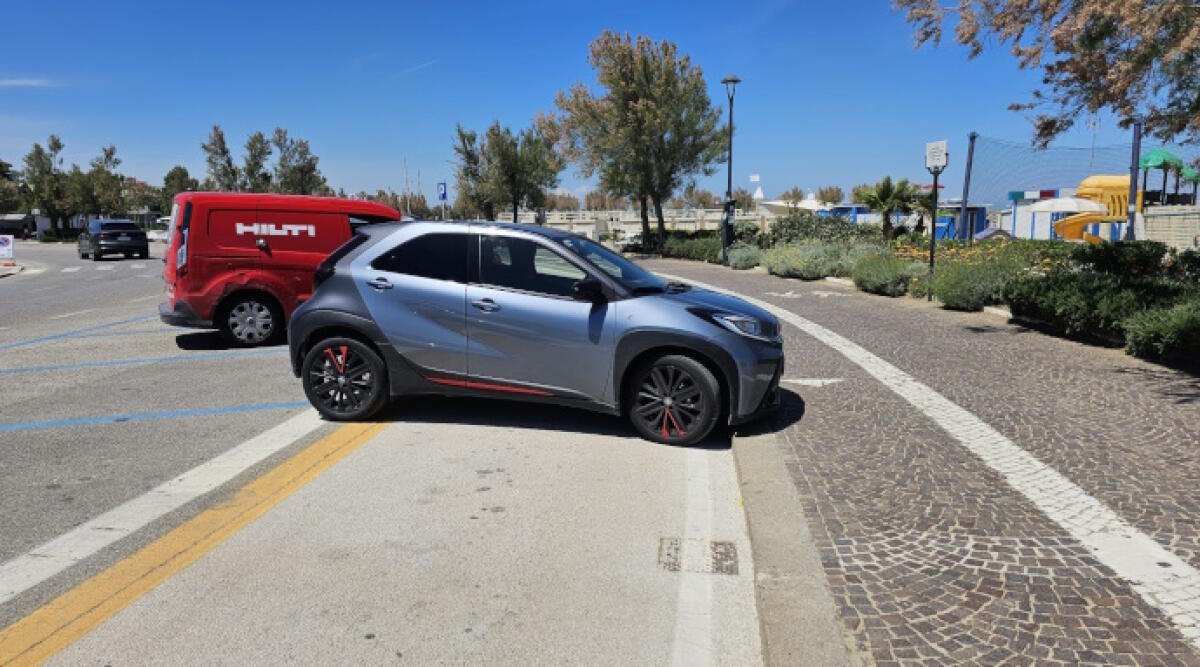 Parcheggi selvaggi a Marina Centro: la segnalazione di un nostro lettore - Unodei parcheggi "selvaggi" segnalati