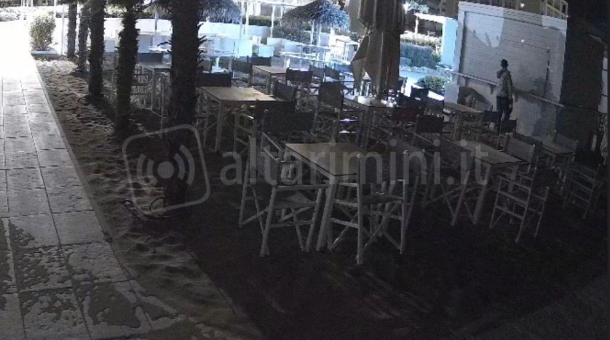Ruba un tablet e prova a rivenderlo, negoziante avvisa proprietaria - Uno degli stabilimenti balneari oggetto di furto