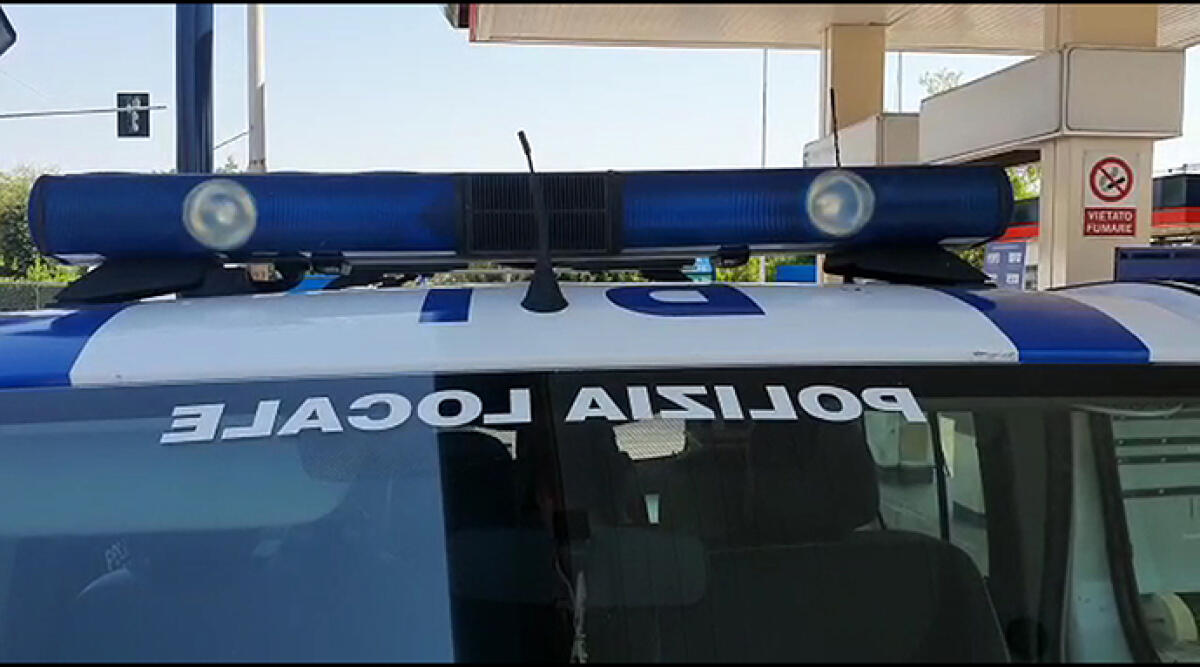 Fa lo spavaldo con gli agenti, chiede loro un passaggio e fugge: 24enne arrestato - Foto di repertorio