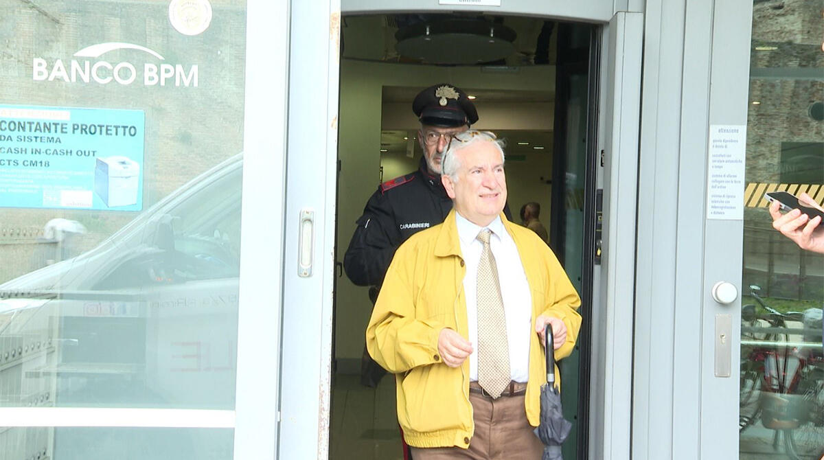 Entra in banca durante la rapina: "Ecco cosa mi ha detto il malvivente". La testimonianza - Tommaso Bianco all'uscita dalla bianca