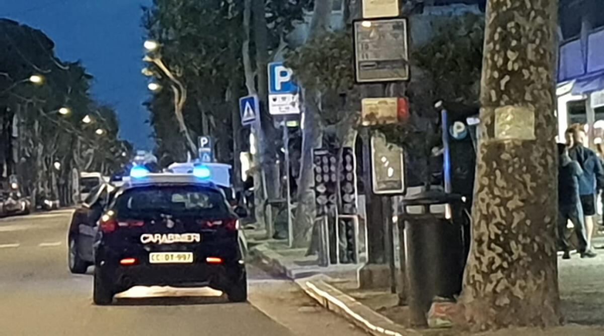 Rimini, cliente ferito alla testa da un commerciante: 'Non aveva pagato 20 euro' - Le forze dell'ordine intervenute sul luogo
