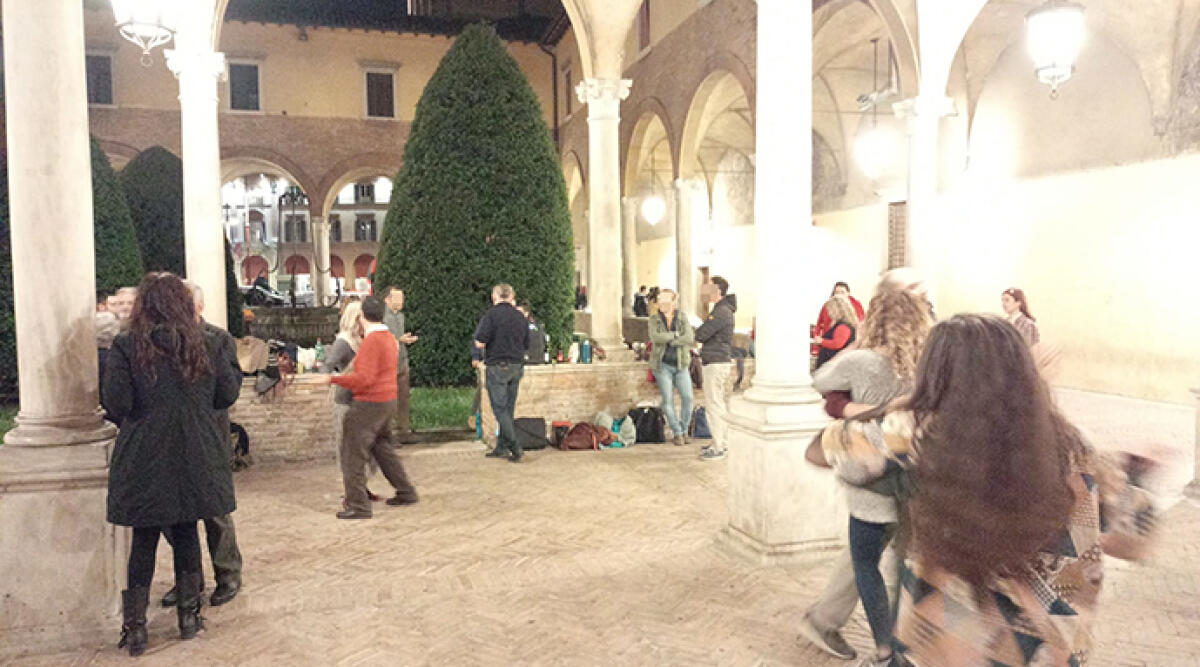 Interrotta la danza in piazza Cavour, minacciata multa da 1.500 euro - I balli in piazza, foto dal profilo fb di Enrico Rotelli