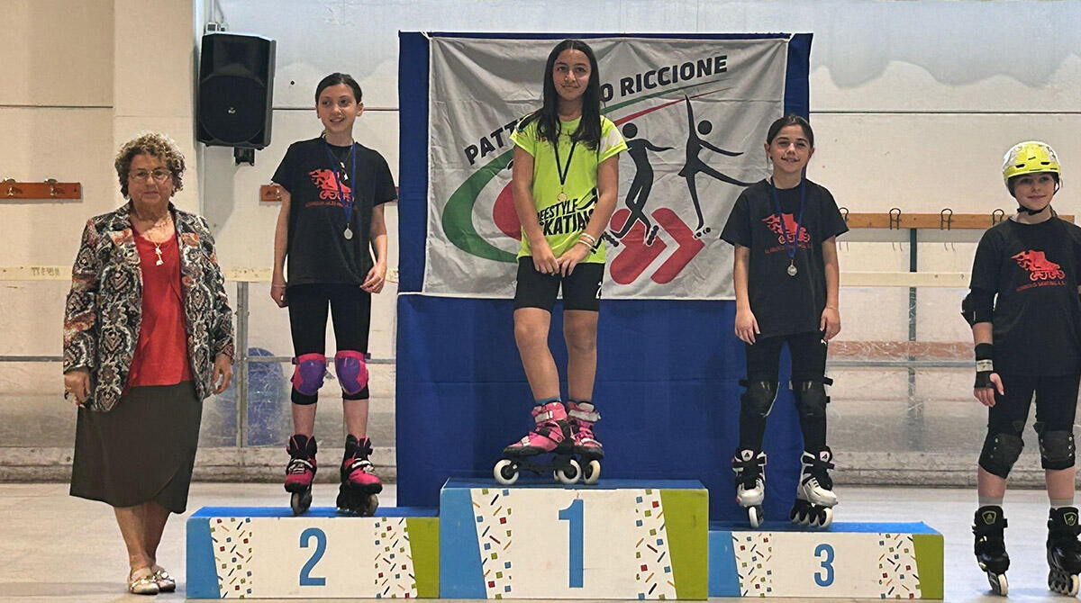 Il Pattinaggio Riccione brilla: bottino di medaglie nelle competizioni Freestyle e Artistico - Nicole Perrone con la presidente del Pattinaggio Riccione, Gigliola Mattei