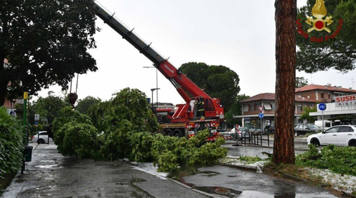 Maltempo in Romagna: raffiche di vento e bombe d’acqua causano gravi danni -