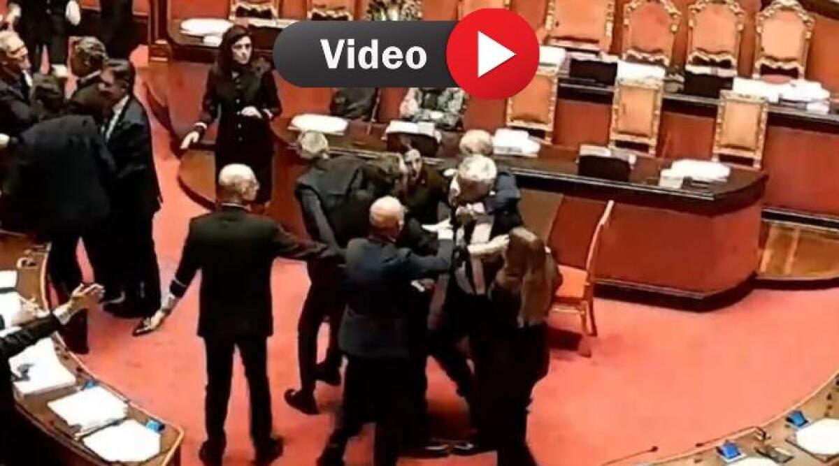 Tensione in Senato: sfiorata la rissa tra Menia (FdI) e Croatti (M5S) - Un fermo immagine dell'incontro ravvicinato tra Menia e Croatti