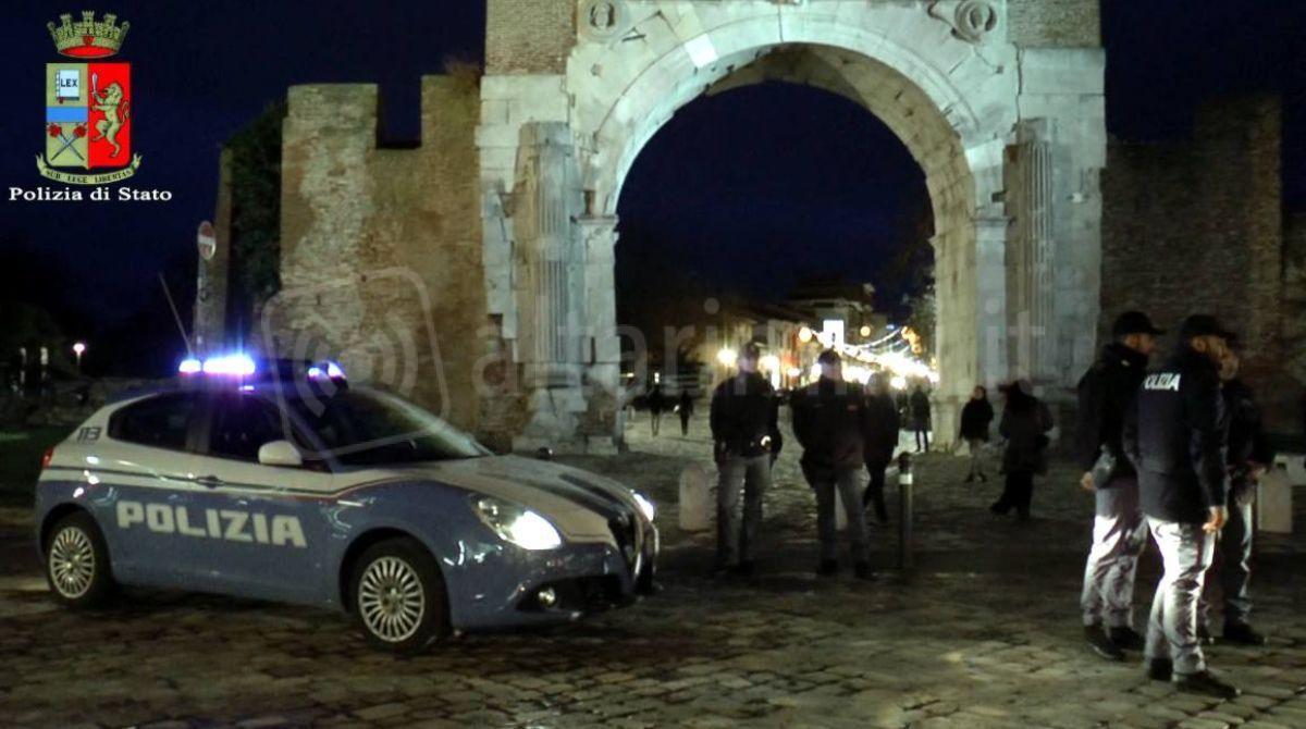Picchiava, umiliava e faceva prostituire la compagna: trovato dalla Polizia in stazione -