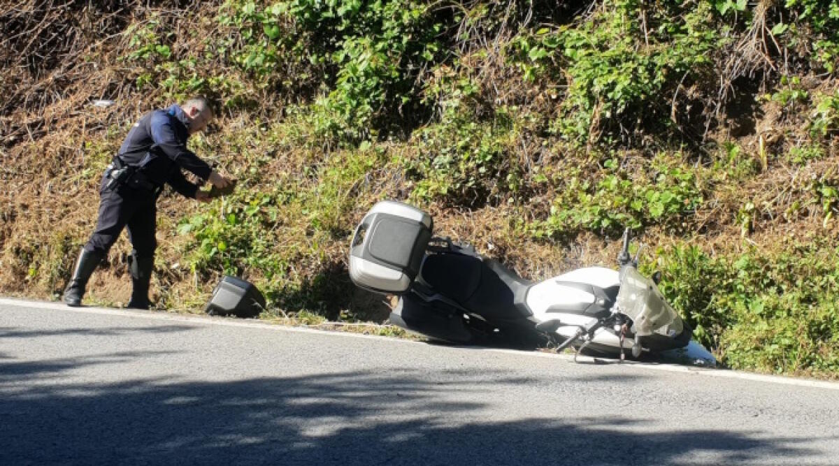 Attraversa e viene preso in pieno da moto di grossa cilindrata: interviene elisoccorso - La moto finita nel fosso