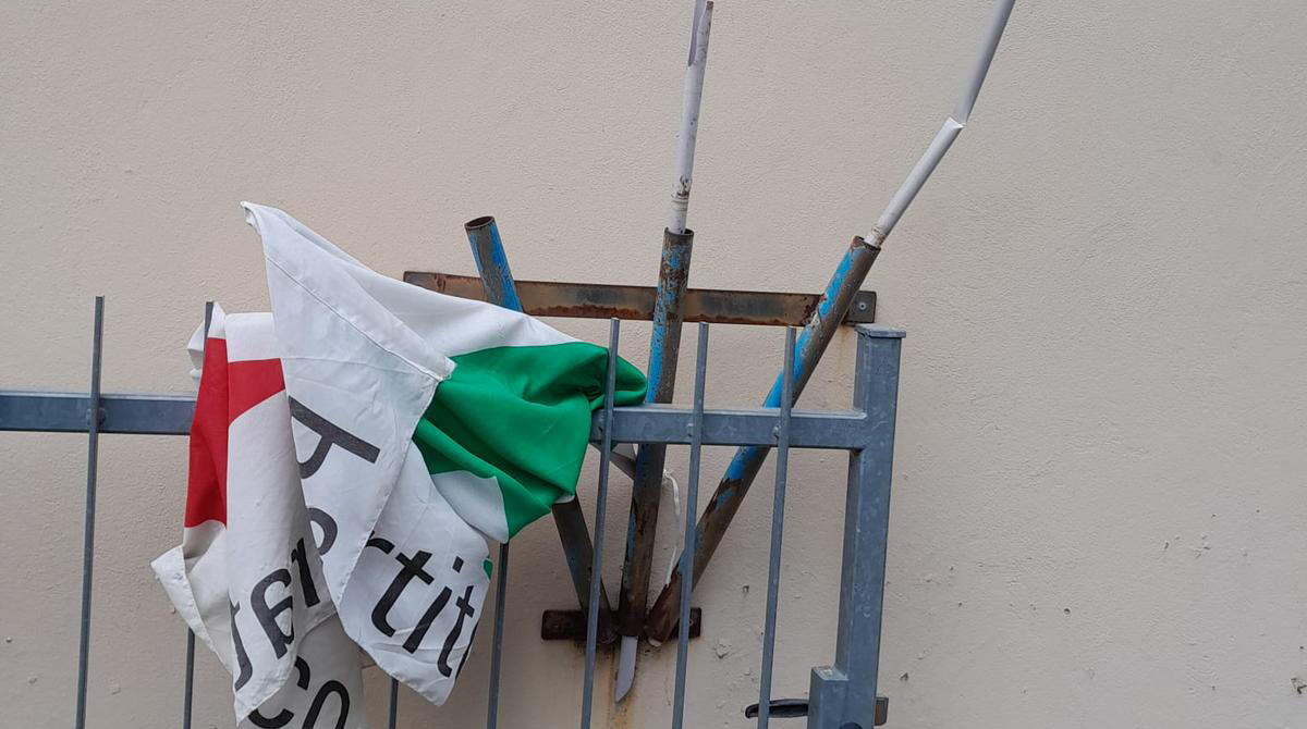 Novafeltria, distrutte le bandiere Pd del circolo. La denuncia: "Clima di violenza in Valmarecchia" - Le bandiere del Pd distrutte davanti alla Sezione di Novafeltria