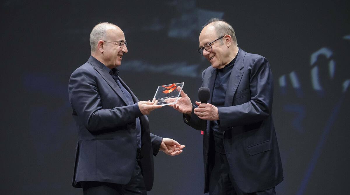 Carlo Verdone sul palco a Rimini: suo il premio Cinema e Industria ad honorem - Roberto Bozzi Presidente Confinustria Romagna premia Carlo Verdone (foto di R.Gallini)