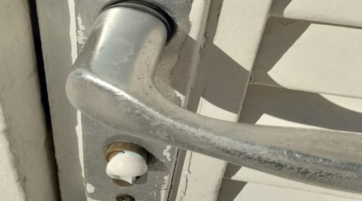 Colla sulle serrature delle cabine: vandalizzato bagno 79, aleggia lo spettro concessioni - Una serratura imbrattata