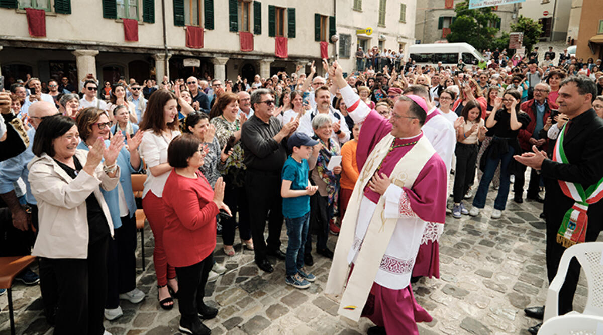 Mons. Beneventi accolto con calore a Pennabilli: oltre mille persone per il nuovo vescovo - Arrivo a Pennabilli