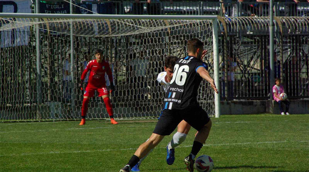D'Este, il bomber rilancia il San Marino in chiave playoff: "Futuro? Non ci penso" - Nicholas D'Este si prepara a scoccare il tiro del 2-0 con il Prato PH UFFICIO STAMPA PRATO