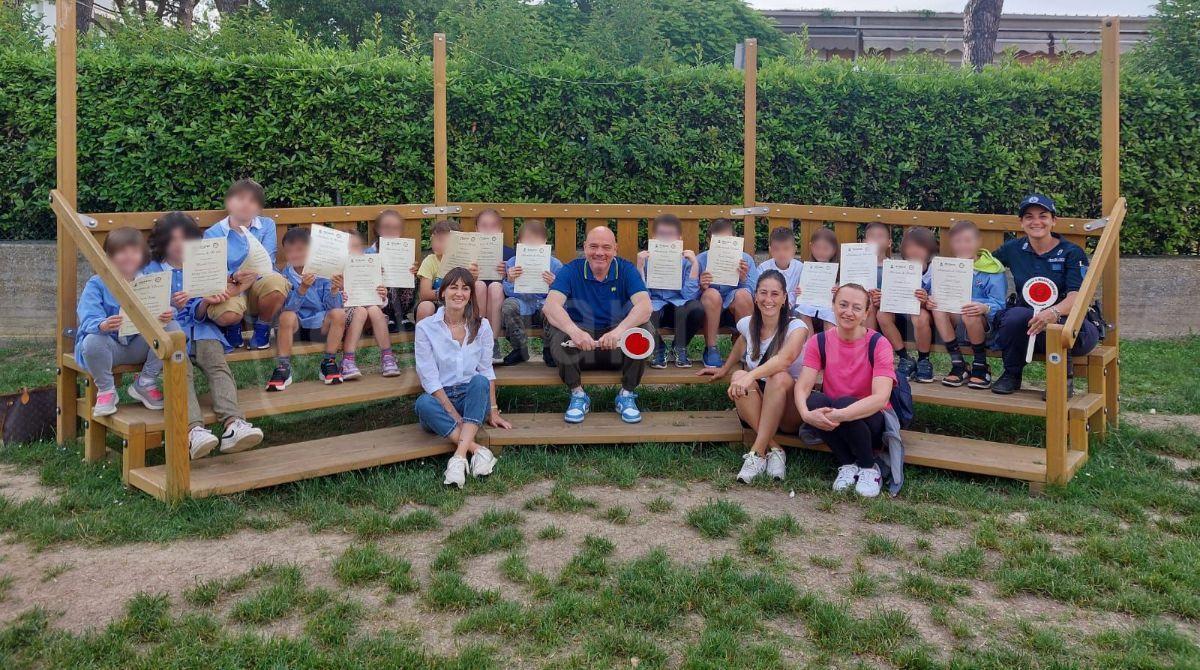 Piedibus, consegnati gli attestati a 16 alunni della scuola Colombo di Misano -