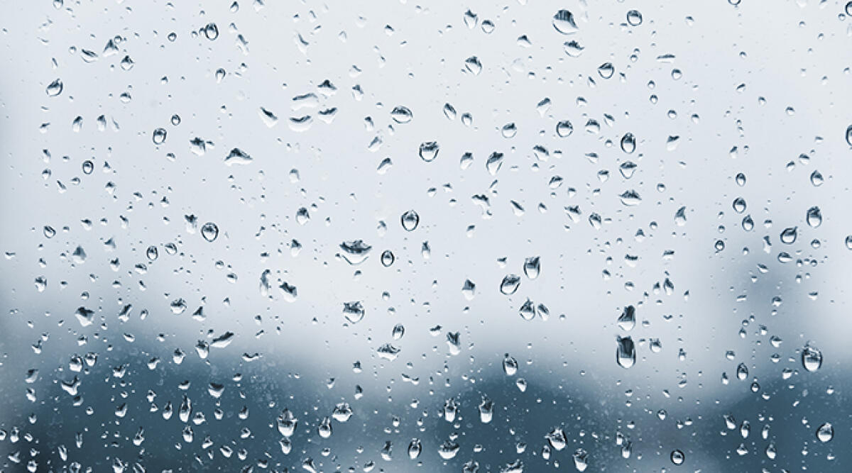 Piogge e grandinate in Bassa Romagna a un anno dall'alluvione - Abstract texture - water drops on glass