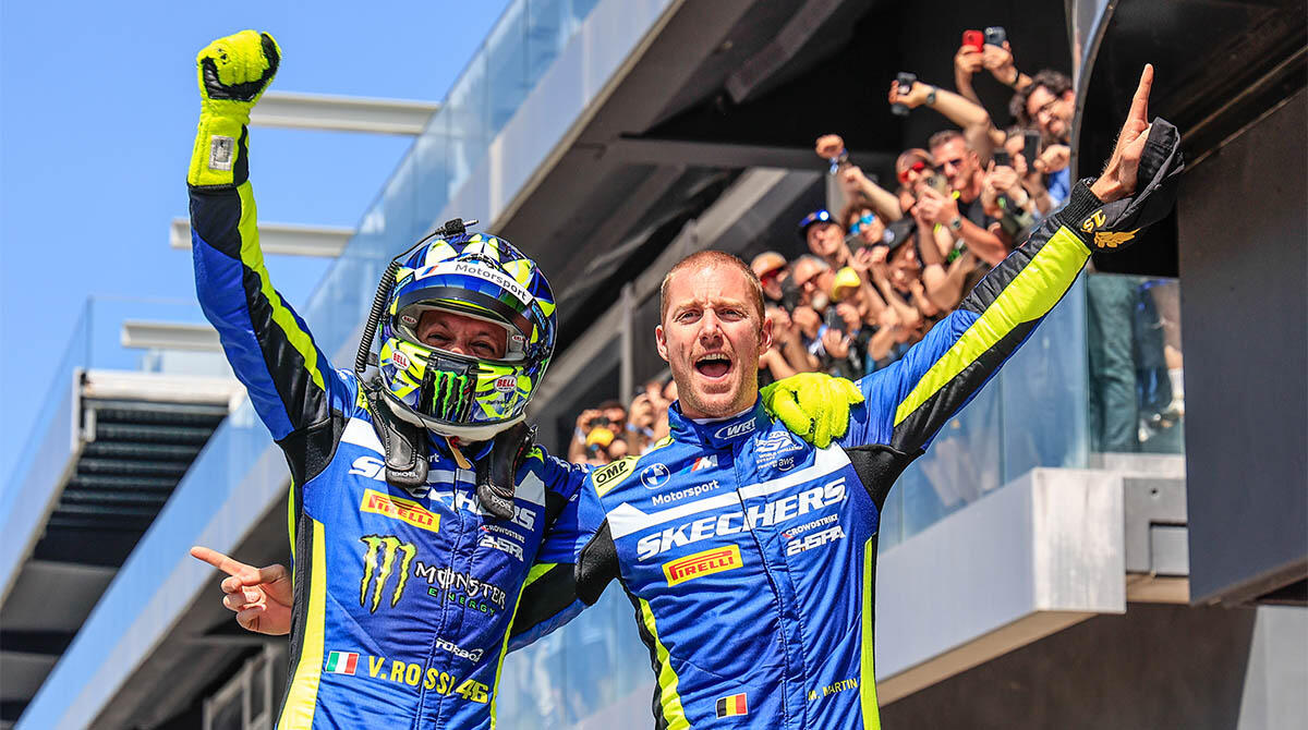 Valentino Rossi vince a Misano: l'aria di casa esalta il campione di Tavullia - Rossi e Martin esultano al traguardo PH BONDI