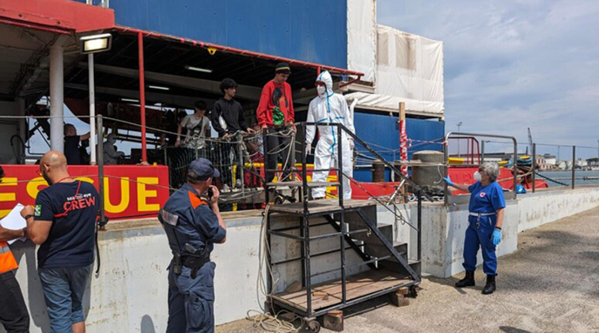 Arrivata al porto di Ravenna nave ong con 52 migranti - Foto Ansa