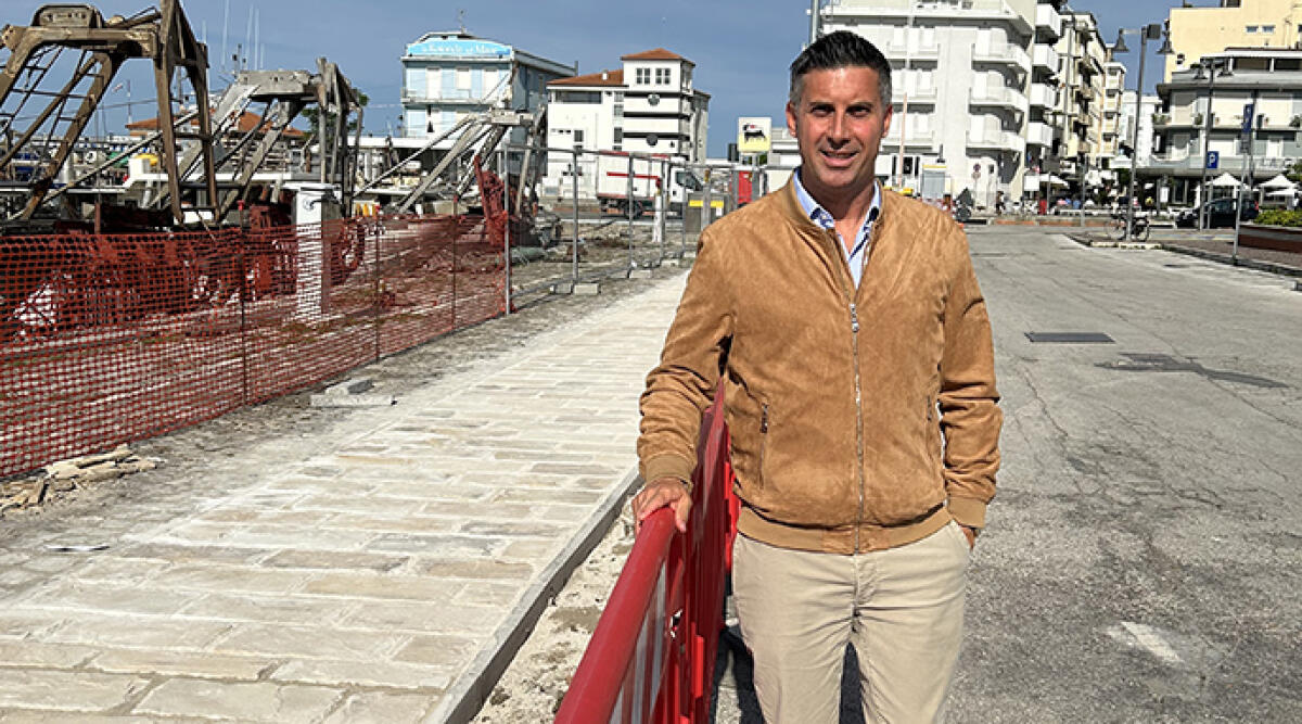 Darsena Peschereccia: riqualificazione da 1,5 milioni per un'area più accessibile e attrattiva - Vice sindaco Belluzzi accanto al tratto di passeggiata nuova
