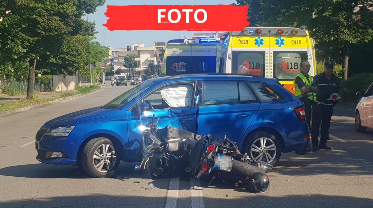 Schianto con lo scooter contro un'auto: padre e figlia in ospedale -