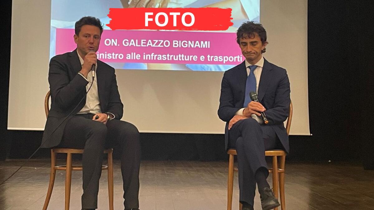 Nuova Marecchiese, il viceministro Bignami: "infrastrutture necessarie in zone interne, ma valuteremo costi e benefici" - Il viceministro Bignami sul palco del teatro sociale di Novafeltria