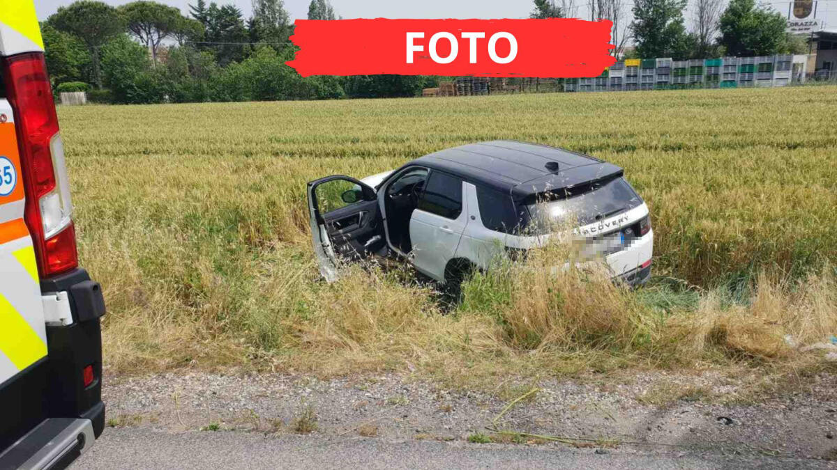 Incidente sulla Consolare: auto finisce nel campo, la conducente incastrata nell'abitacolo -