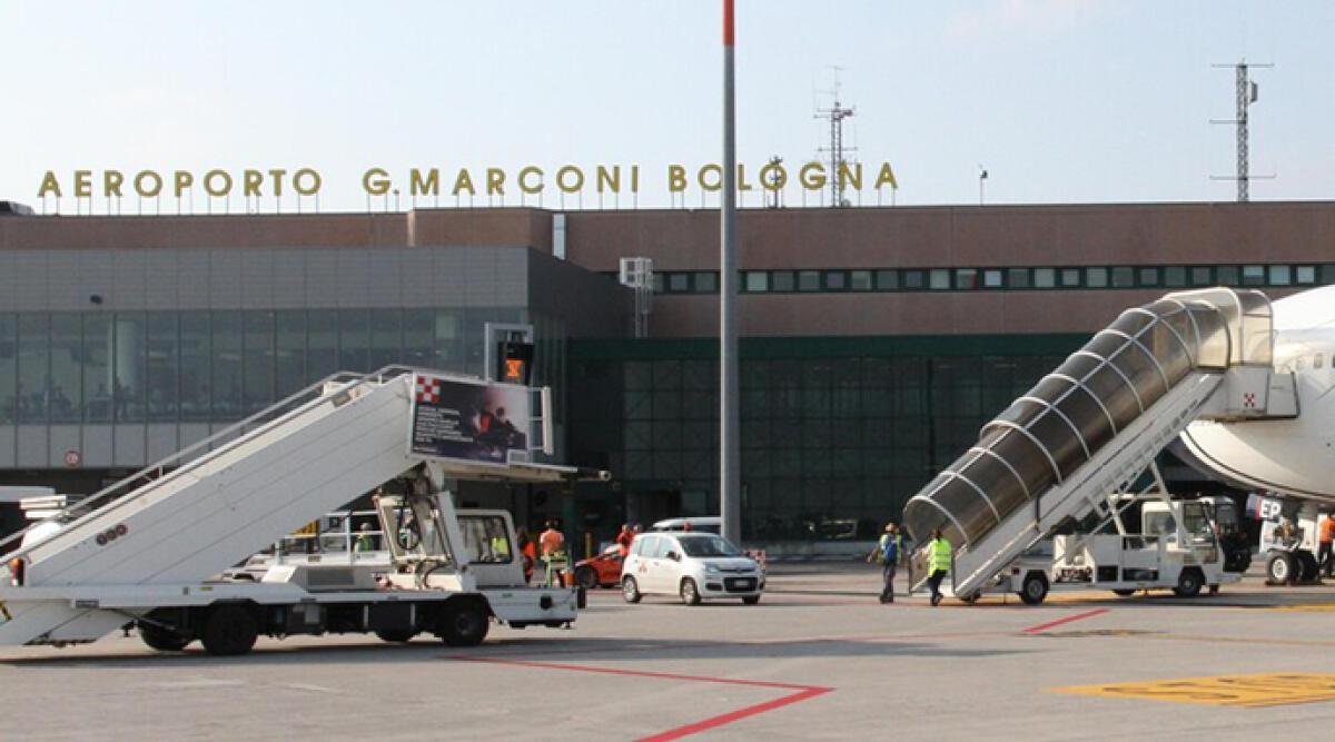 Principio di incendio a bordo: volo Ryanair da Bologna atterra d'emergenza in Lussemburgo -