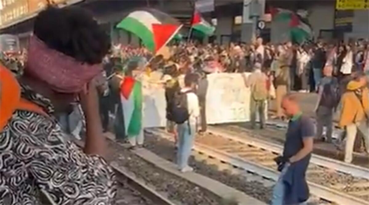 Manifestanti pro Palestina occupano binari a Bologna: disagi sulla circolazione ferroviaria -
