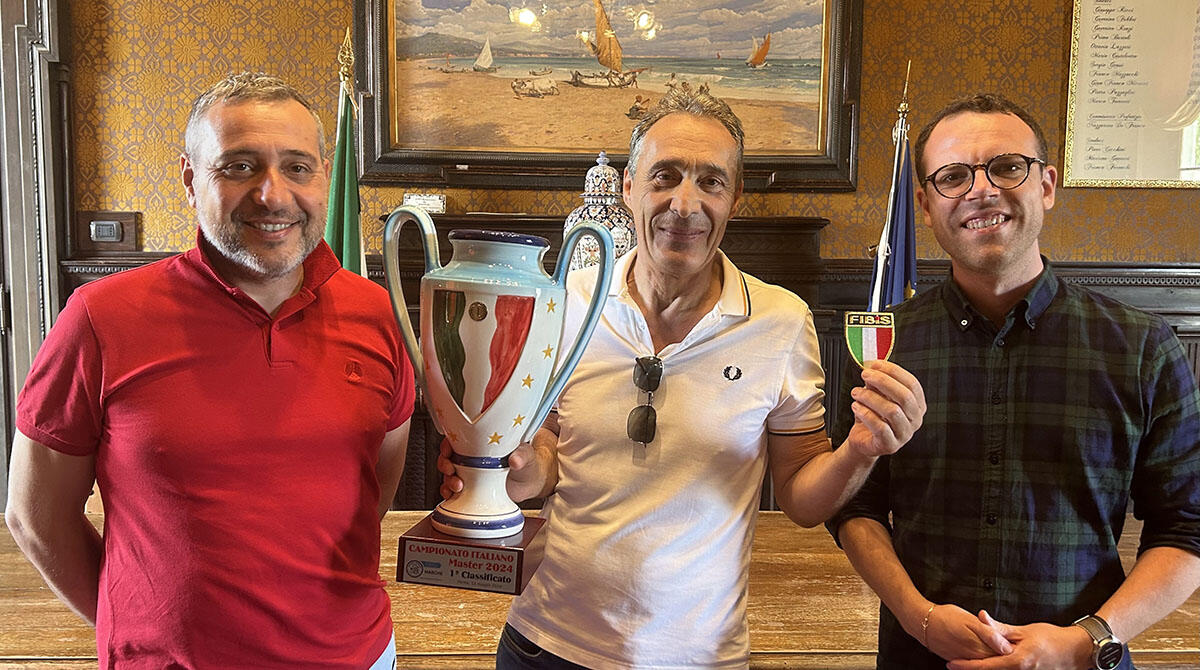 Campione d'Italia: il cattolichino Paolo Gamboni trionfa nelle boccette, specialità del biliardo - da sx presidente del Consiglio comunale Montanari, il campione Gamboni e l'Assessore Vaccarini