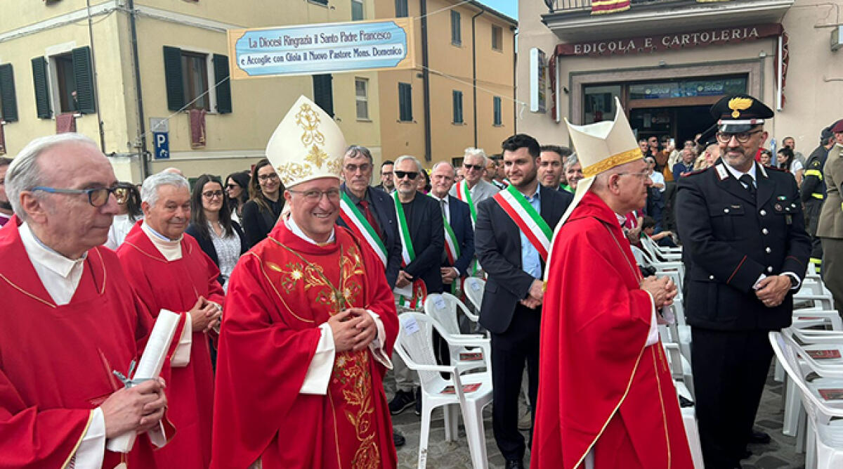 Pennabilli accoglie Mons. Beneventi: una celebrazione all'aperto per il nuovo vescovo - Il vescovo Domenico al centro